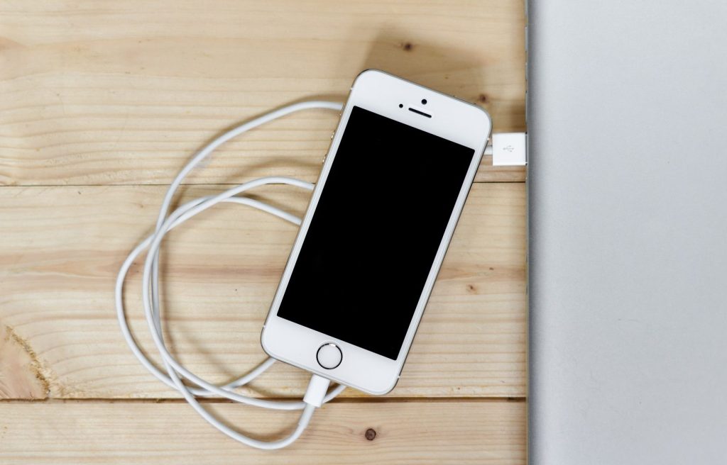 iPhoneを充電するときに電源をオフにする必要はある? 【iOSのリチウムイオンバッテリーとの付き合い方】 13 iphonee38292e58585e99bbbe38199e3828be381a8e3818de381abe99bbbe6ba90e38292e382aae38395e381abe38199e3828be5bf85e8a681e381afe38182e3828b